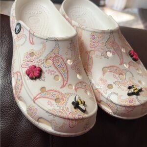CROCS FREESAIL Cream and Pink Mules with Nature-Inspired Design